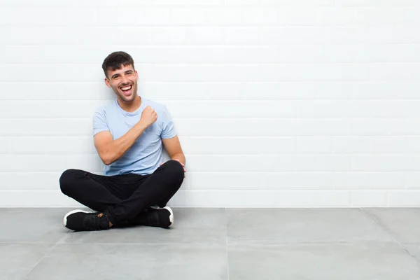 Jonge Knappe Man Die Zich Gelukkig Positief Succesvol Voelt Gemotiveerd — Stockfoto