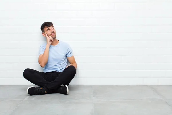 Young Handsome Man Concentrated Look Wondering Doubtful Expression Looking Side — Stockfoto