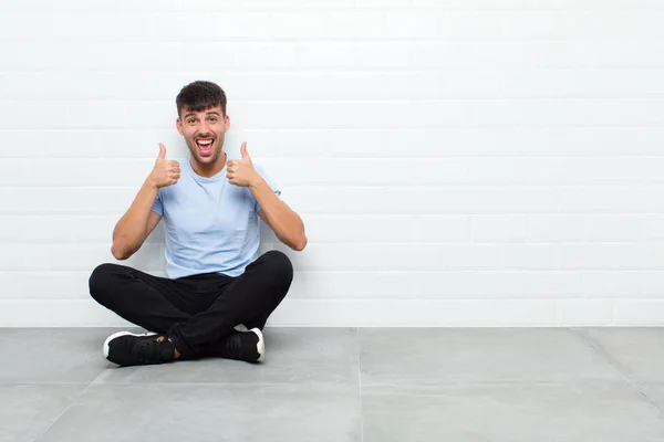 Jovem Bonito Homem Sorrindo Amplamente Olhando Feliz Positivo Confiante Bem — Fotografia de Stock