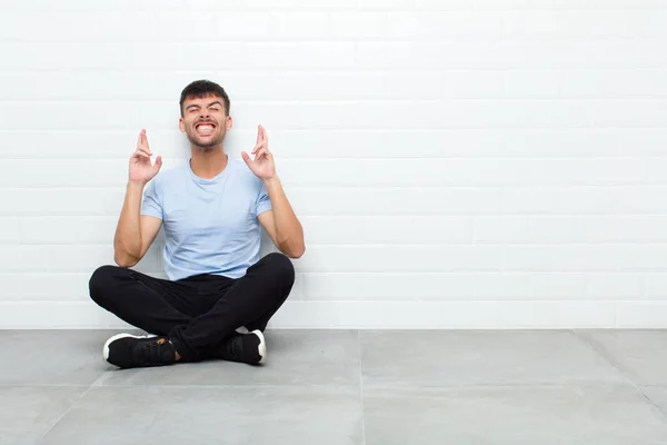 Jovem Homem Bonito Sentindo Nervoso Esperançoso Cruzando Dedos Orando Esperando — Fotografia de Stock