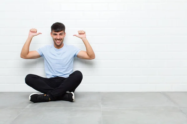 Jovem Homem Bonito Sentindo Orgulhoso Arrogante Confiante Olhando Satisfeito Bem — Fotografia de Stock