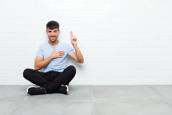 Jovem Bonito Homem Olhando Feliz Confiante Confiável Sorrindo Mostrando Sinal — Fotografia de Stock