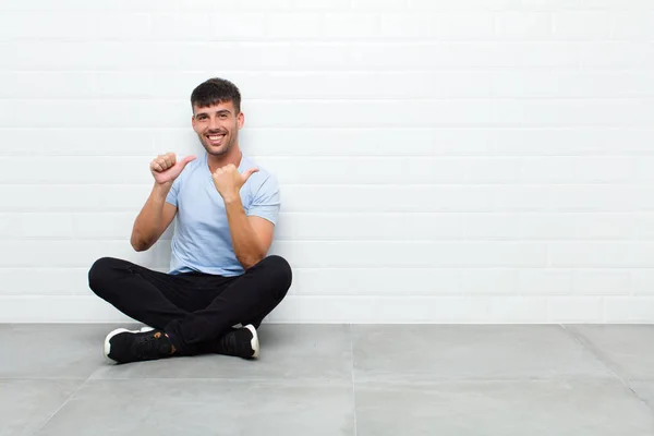 Jovem Bonito Homem Sorrindo Alegre Casualmente Apontando Para Copiar Espaço — Fotografia de Stock