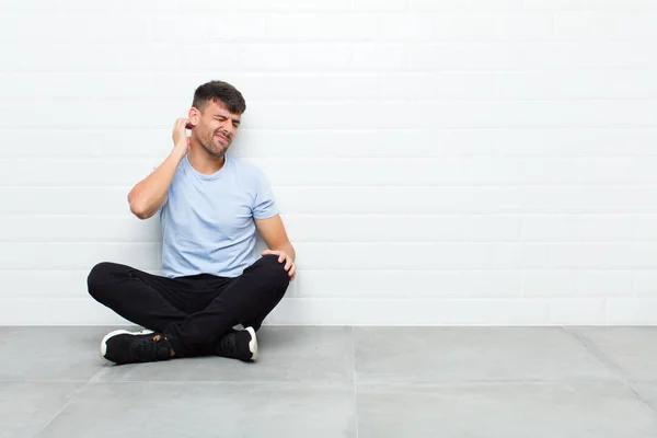 Joven Hombre Guapo Sintiéndose Estresado Frustrado Cansado Frotando Cuello Doloroso — Foto de Stock