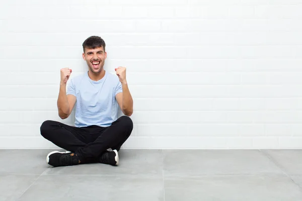 Joven Hombre Guapo Sentirse Feliz Positivo Exitoso Celebrando Victoria Logros — Foto de Stock