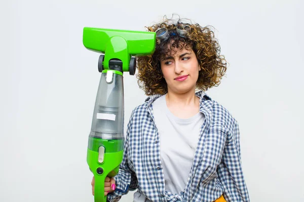 Huishoudster Mooi Vrouw Met Een Vaccum Cleaner — Stockfoto