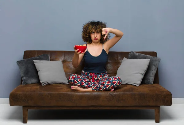 Giovane Bella Donna Casa Seduta Divano Fare Colazione — Foto Stock