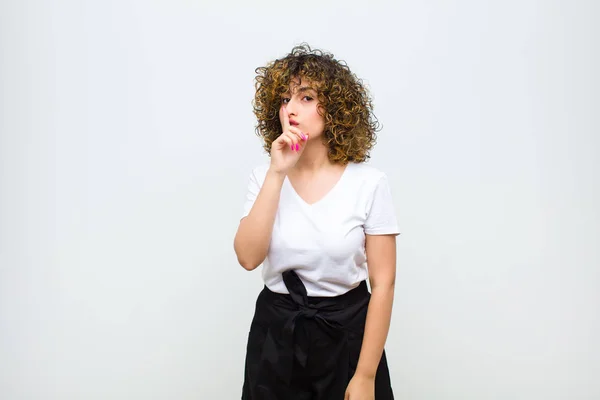 Jovem Mulher Bonita Pedindo Silêncio Sossego Gesticulando Com Dedo Frente — Fotografia de Stock