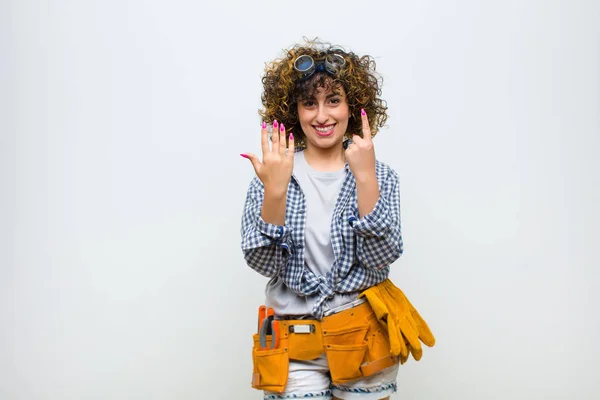 Jovem Governanta Mulher Sorrindo Olhando Amigável Mostrando Número Seis Sexto — Fotografia de Stock