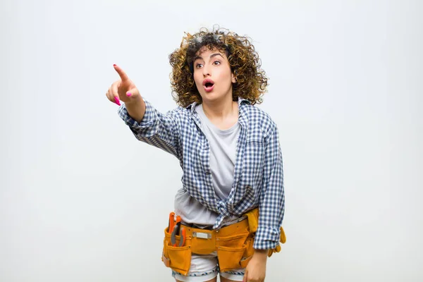 Young Housekeeper Woman Feeling Shocked Surprised Pointing Looking Upwards Awe — Stock Photo, Image