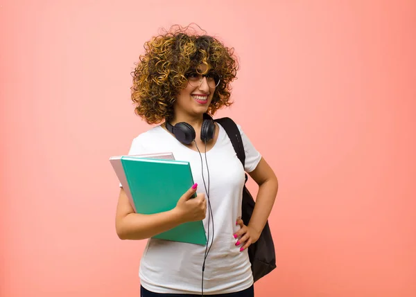 Joven Bonita Estudiante Mujer Buscando Feliz Alegre Confiada Sonriendo Orgullosamente —  Fotos de Stock