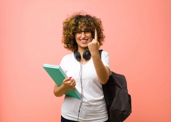 Joven Bonita Estudiante Sonriendo Buscando Amigable Mostrando Número Uno Primero —  Fotos de Stock