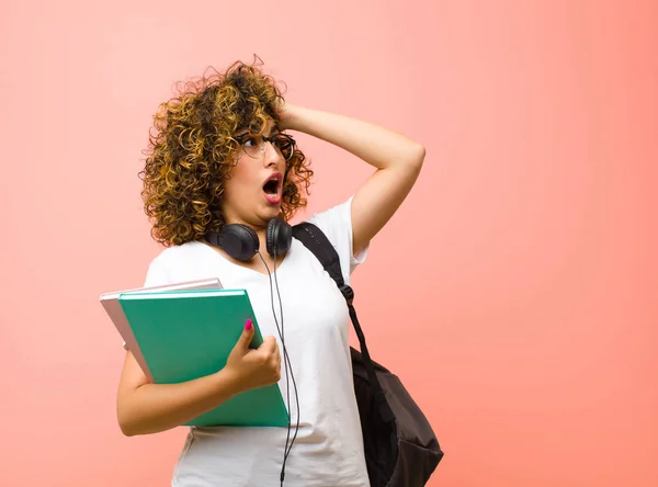 Junge Hübsche Studentin Mit Offenem Mund Die Entsetzt Und Schockiert — Stockfoto