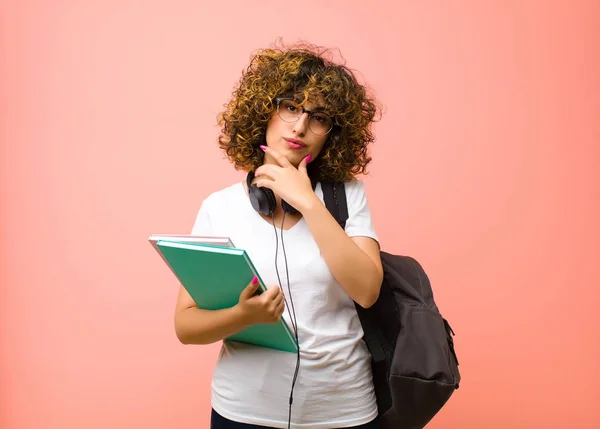 Joven Bonita Estudiante Mujer Buscando Serio Confundido Incierto Reflexivo Dudando —  Fotos de Stock