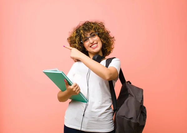 Joven Bonita Estudiante Sonriendo Alegremente Apuntando Copiar Espacio Palma Mano —  Fotos de Stock