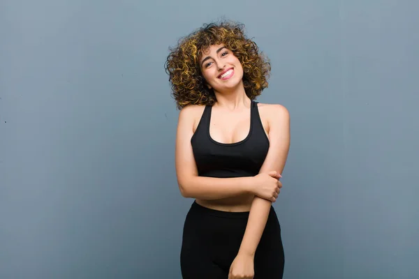 Jovem Mulher Esportiva Rindo Tímida Alegremente Com Uma Atitude Amigável — Fotografia de Stock