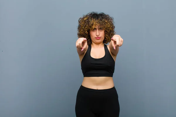 Giovane Donna Sportiva Che Punta Avanti Verso Fotocamera Con Entrambe — Foto Stock