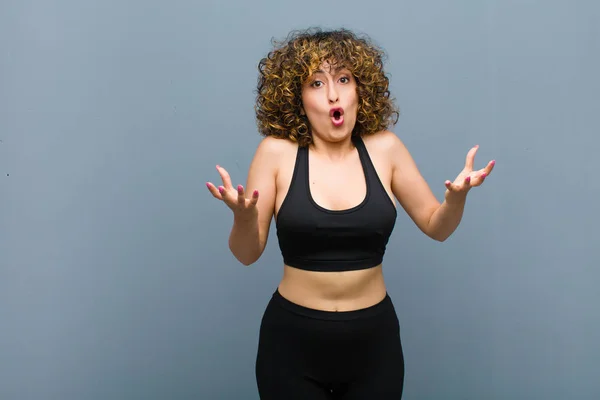 Young Sports Woman Open Mouthed Amazed Shocked Astonished Unbelievable Surprise — Stock Photo, Image