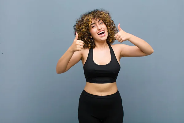 Junge Sportlerin Lächelt Breit Und Sieht Glücklich Positiv Zuversichtlich Und — Stockfoto