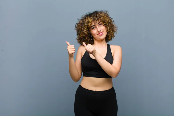 Jovem Mulher Esportiva Sorrindo Alegre Casualmente Apontando Para Copiar Espaço — Fotografia de Stock