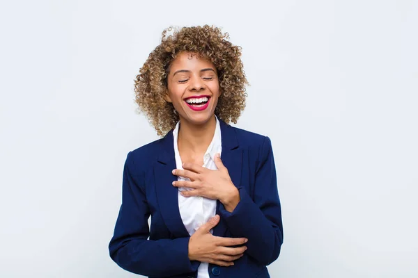 Młoda Kobieta Afroamerykanka Śmieje Się Głośno Jakiegoś Śmiesznego Dowcipu Czując — Zdjęcie stockowe