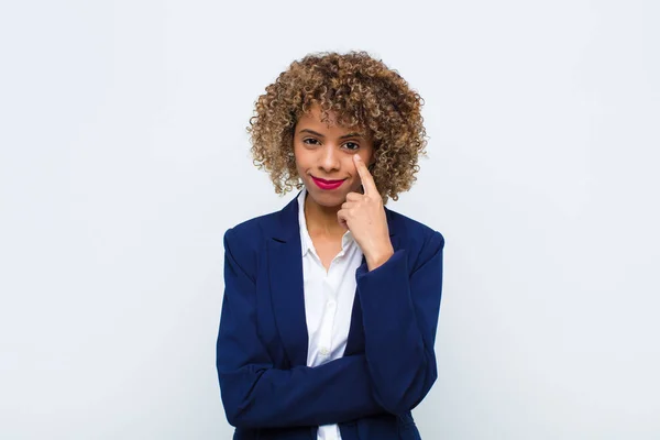 Ung Kvinna Afrikansk Amerikan Hålla Ett Öga Dig Inte Lita — Stockfoto