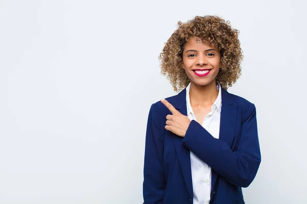 Jonge Vrouw Afrikaans Amerikaans Glimlachen Vrolijk Zich Gelukkig Voelen Wijzen — Stockfoto