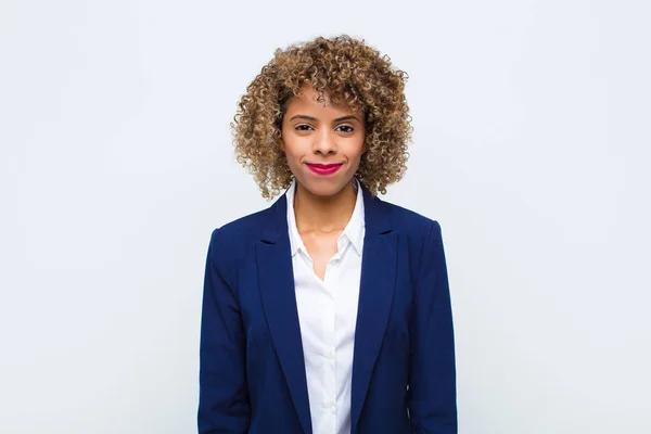 Ung Kvinna Afrikansk Amerikan Ler Positivt Och Tryggt Ser Nöjd — Stockfoto