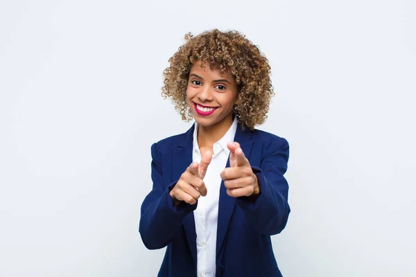 Joven Mujer Afroamericana Sonriendo Con Una Actitud Positiva Exitosa Feliz — Foto de Stock