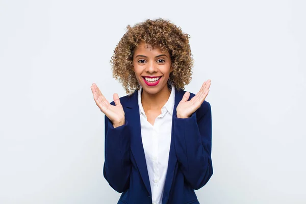 Giovane Donna Afro Americana Dall Aspetto Felice Eccitato Scioccata Una — Foto Stock