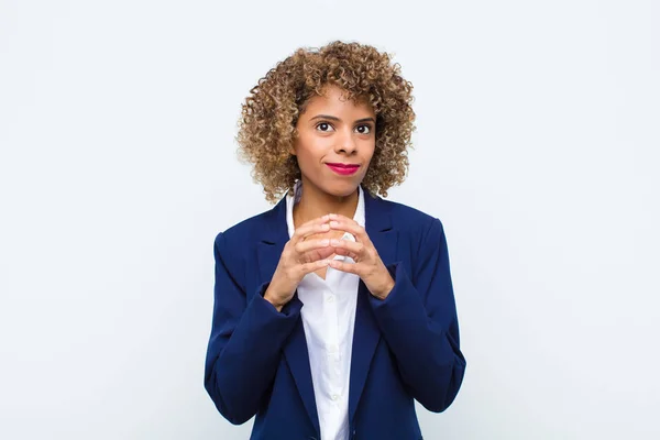 Joven Mujer Afroamericana Conspirando Conspirando Pensando Trucos Tortuosos Tramposos Astuta — Foto de Stock