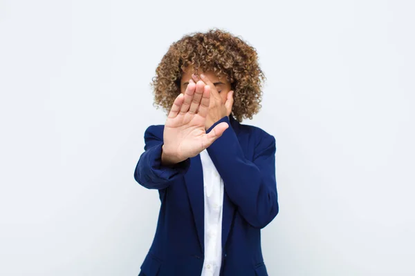 Giovane Donna Afroamericana Volto Copertura Con Mano Mettendo Altra Mano — Foto Stock