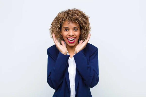 Młoda Kobieta African Amerykański Uczucie Wstrząśnięty Podekscytowany Śmiech Zdumiony Szczęśliwy — Zdjęcie stockowe