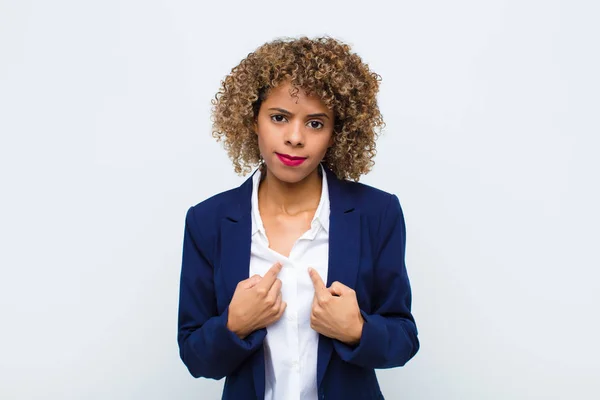 Ung Kvinna Afrikansk Amerikan Pekar Sig Själv Med Förvirrad Och — Stockfoto