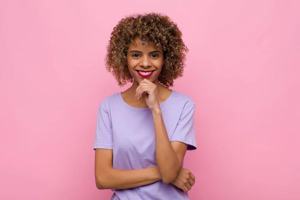 Ung Afrikansk Amerikansk Kvinna Ser Glad Och Ler Med Handen — Stockfoto