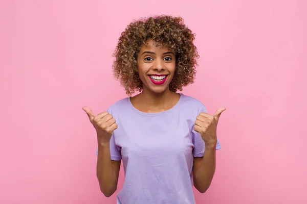 Jong Afrikaans Amerikaans Vrouw Glimlachen Vrolijk Kijken Gelukkig Gevoel Zorgeloos — Stockfoto