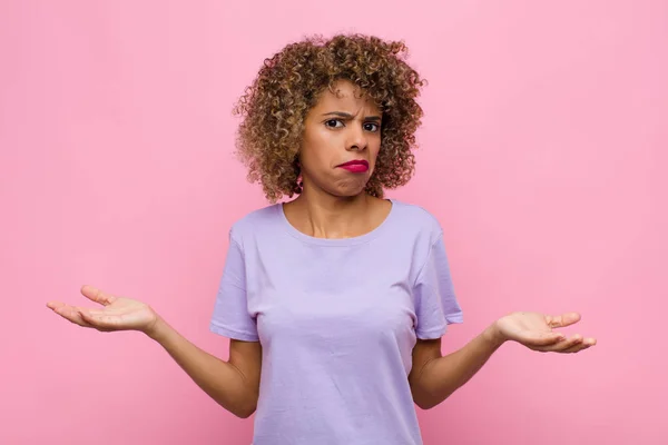 Ung Afrikansk Amerikansk Kvinna Ser Förbryllad Förvirrad Och Stressad Undrar — Stockfoto