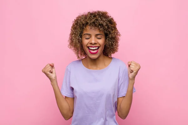 Jong Afrikaans Amerikaans Vrouw Kijken Zeer Gelukkig Verrast Vieren Succes — Stockfoto