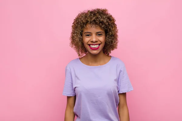 年轻的非洲裔美国女人 满面春风 满面春风 笑容满面 眼睛睁得大大的 面对着粉红的墙壁 — 图库照片