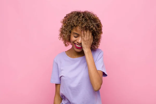 Jovem Afro Americana Rindo Batendo Testa Como Dizer Doh Esqueci — Fotografia de Stock