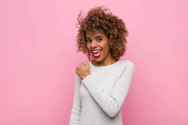 Mujer Afroamericana Joven Sintiéndose Feliz Positiva Exitosa Motivada Cuando Enfrenta — Foto de Stock