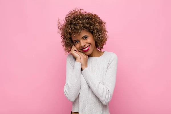 Joven Afroamericana Americana Sintiéndose Enamorada Luciendo Linda Adorable Feliz Sonriendo — Foto de Stock