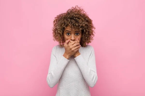 Junge Afrikanisch Amerikanische Frau Bedeckt Mund Mit Händen Mit Einem — Stockfoto