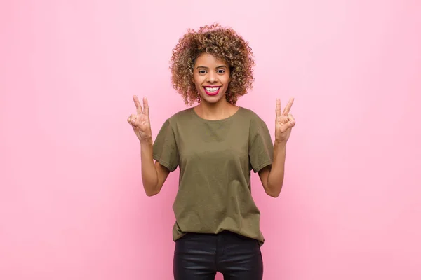 Jovem Afro Americana Sorrindo Olhando Feliz Amigável Satisfeito Gesticulando Vitória — Fotografia de Stock