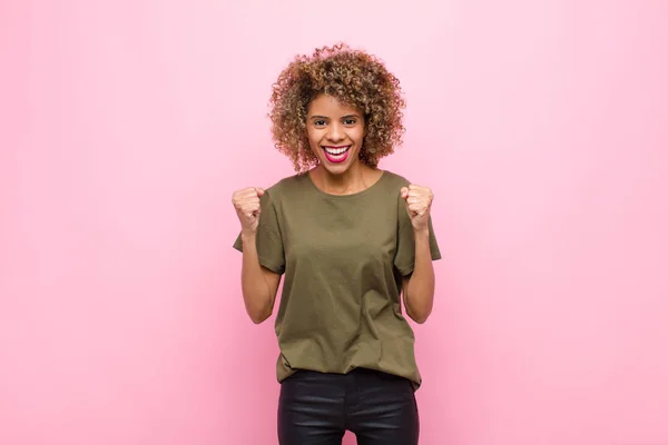 Ung Afrikansk Amerikansk Kvinna Känner Sig Chockad Upphetsad Och Glad — Stockfoto