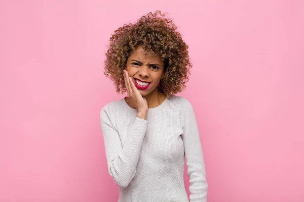 Jovem Afro Americana Segurando Bochecha Sofrendo Dor Dente Dolorosa Sentindo — Fotografia de Stock