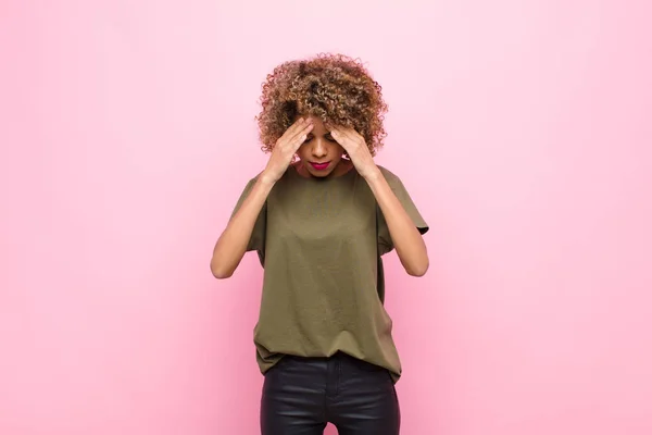 若いアフリカ系アメリカ人の女性はピンクの壁に向かって額に手で集中し 思慮深く 触発され ブレインストーミングし 想像しています — ストック写真