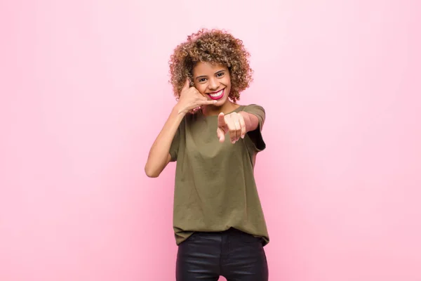 Joven Afroamericana Americana Sonriendo Alegremente Apuntando Cámara Mientras Hace Una — Foto de Stock