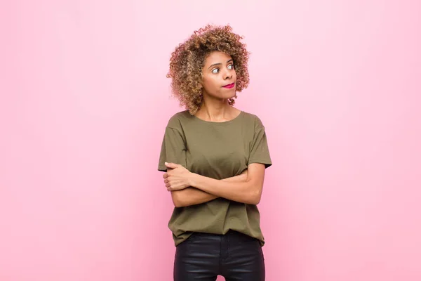 Joven Mujer Afroamericana Encogiéndose Hombros Sintiéndose Confusa Incierta Dudando Con — Foto de Stock