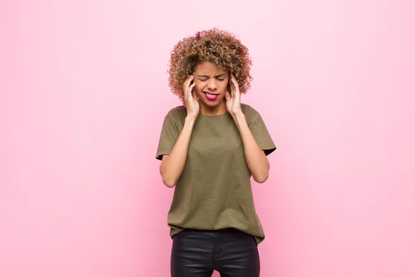 Ung Afrikansk Amerikansk Kvinna Ser Arg Stressad Och Irriterad Täcker — Stockfoto